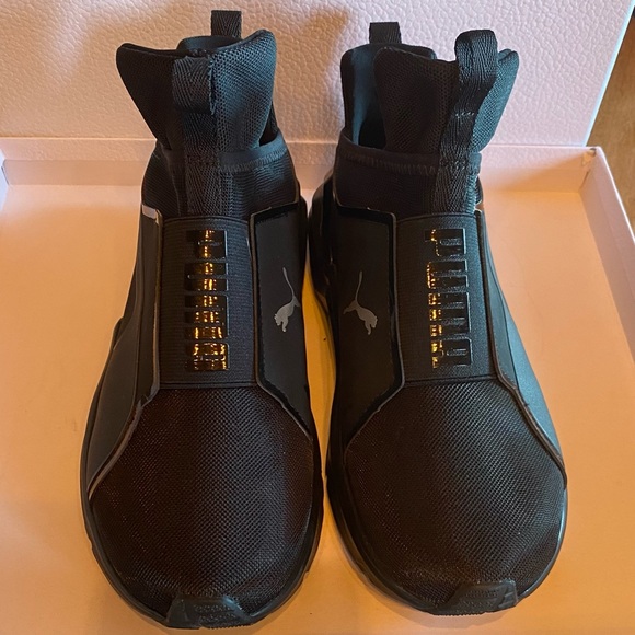 (ALMOST NEW) Puma Sneakers Light Weight - Picture 2 of 8